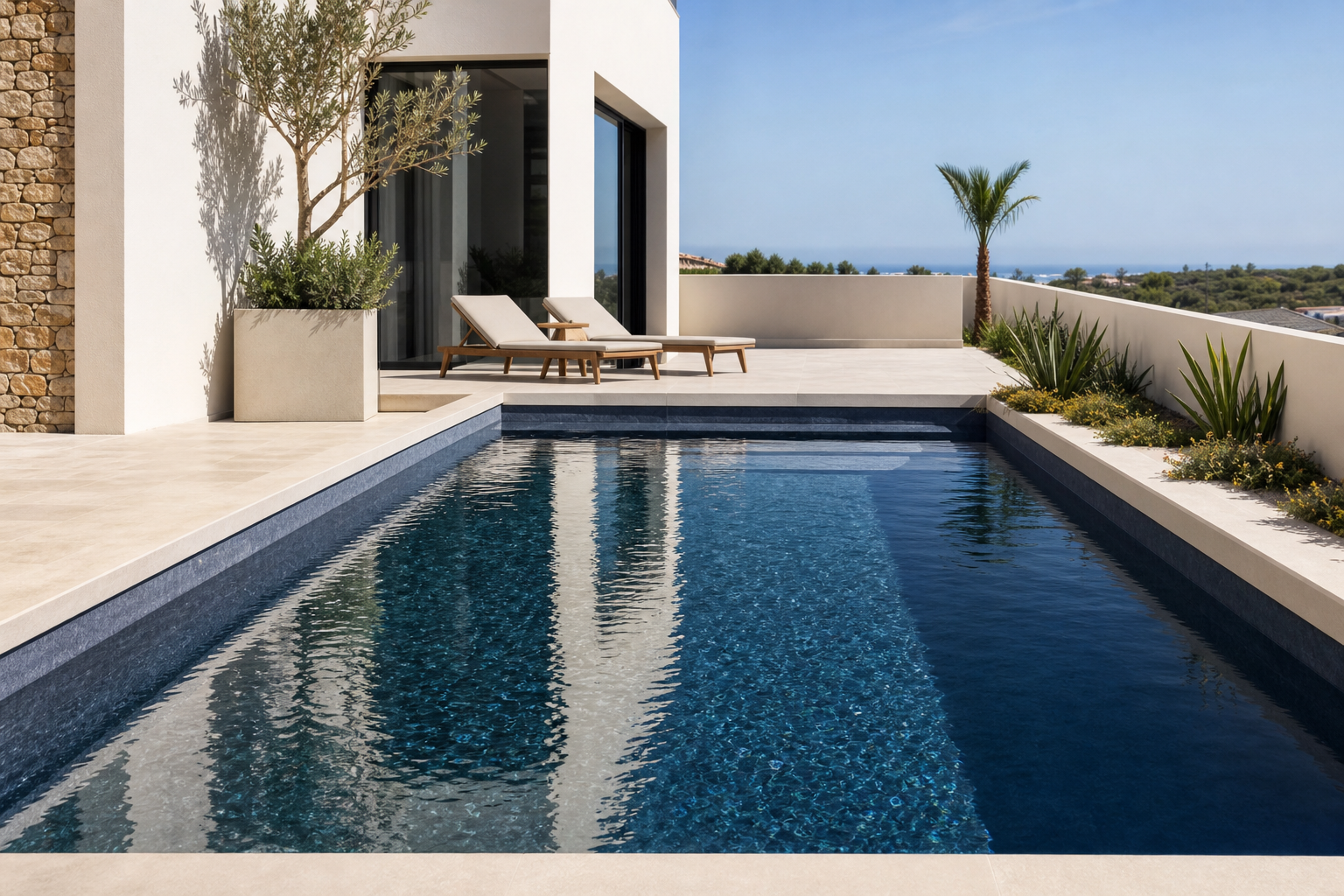 Piscina com acabamento azul ardósia profundo e tonalidade de água intensa