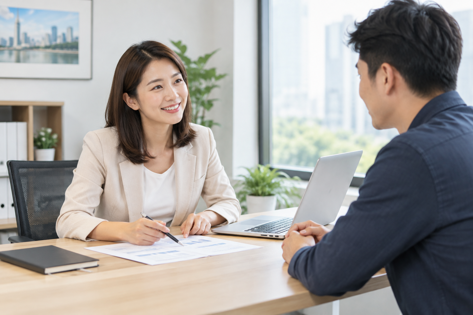 真实本地专业服务场景：顾问在办公室与客户面对面沟通方案，桌面有文件与笔记本电脑，氛围专业且可信