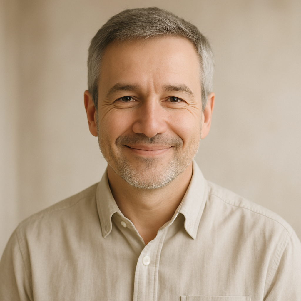 微笑的中年读者头像