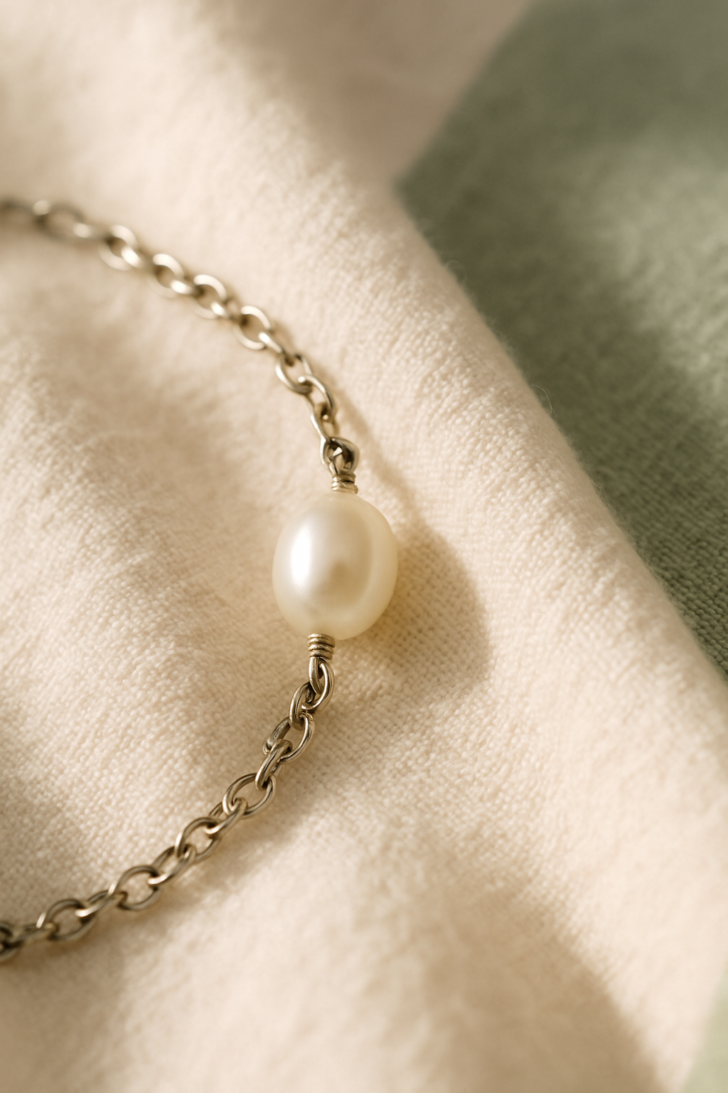 Delicate chain bracelet with a single freshwater pearl