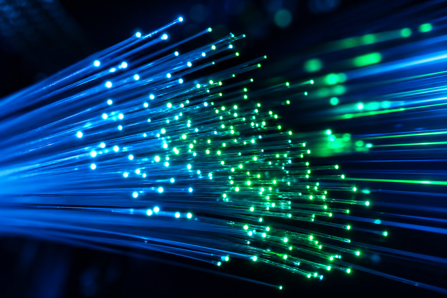 Close-up de tramas de fibra óptica con brillo azul y verde