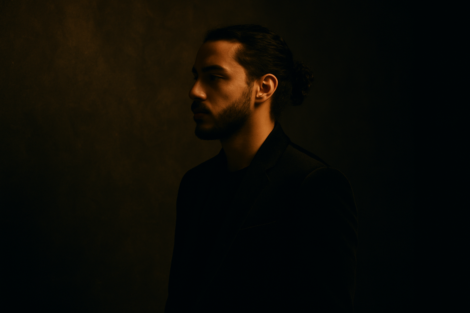 Ambiance premium en studio avec textures sombres, reflets dorés et esthétique éditoriale