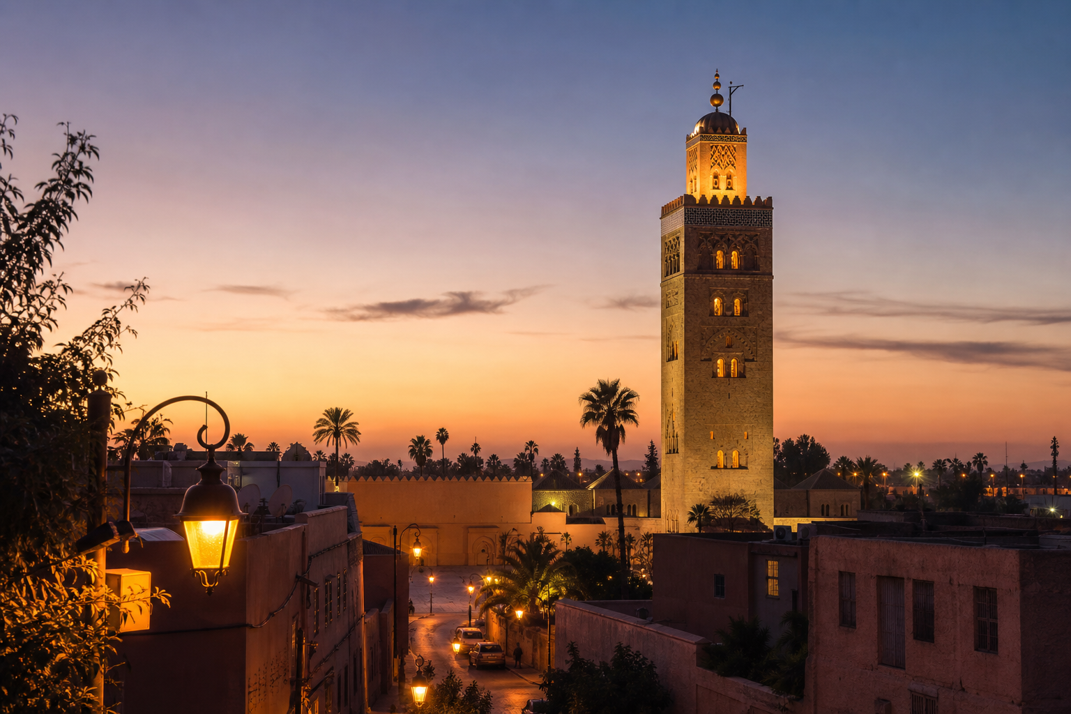 Kalme avondfoto van de Koutoubia-moskee in Marrakech met warme verlichting en een rustige straat op de voorgrond