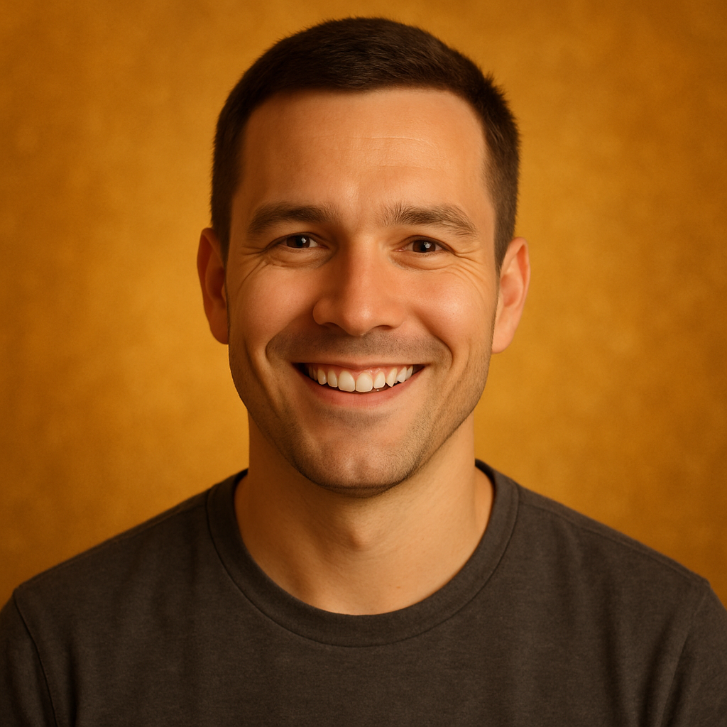 用户头像：微笑短发男士，背景为金色暖光