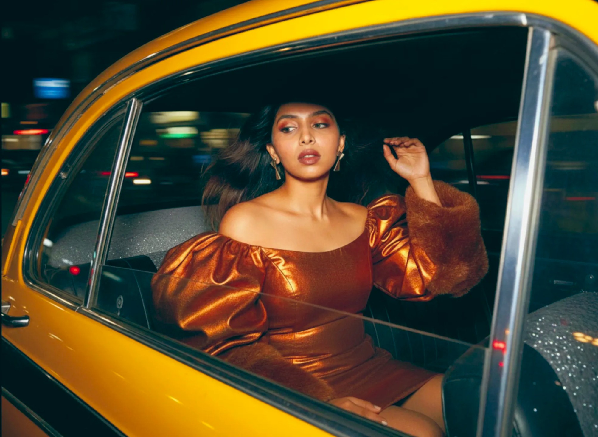 Editorial horizontal, movement and depth, premium styling