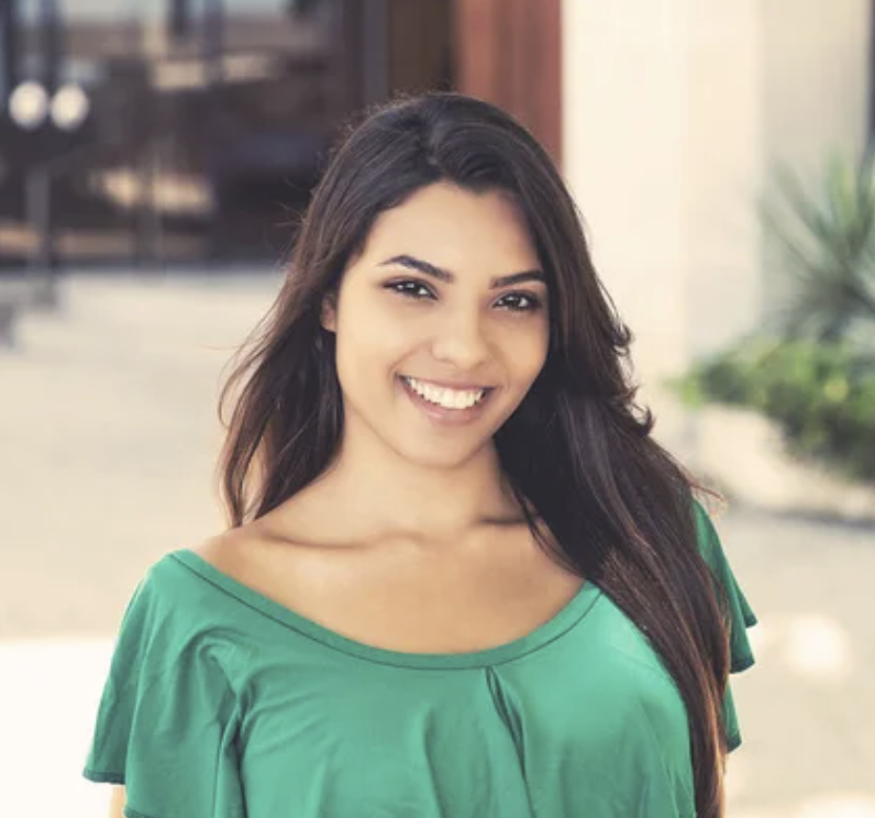 Retrato de una familia local sonriendo