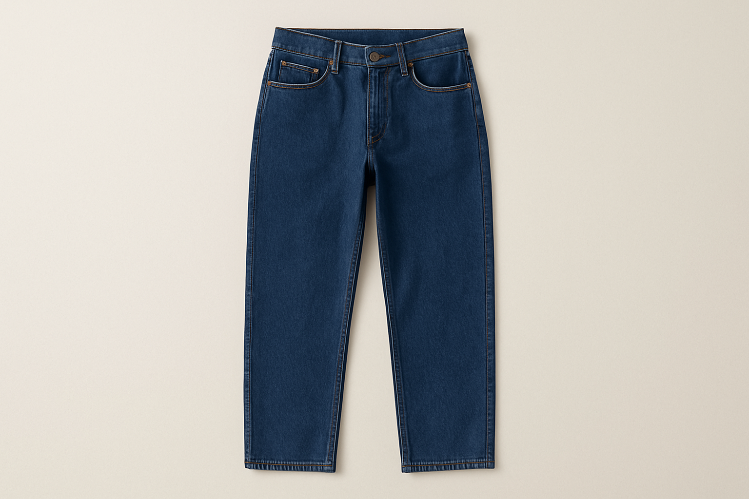 Jeans azul índigo recto con costuras visibles sobre fondo claro