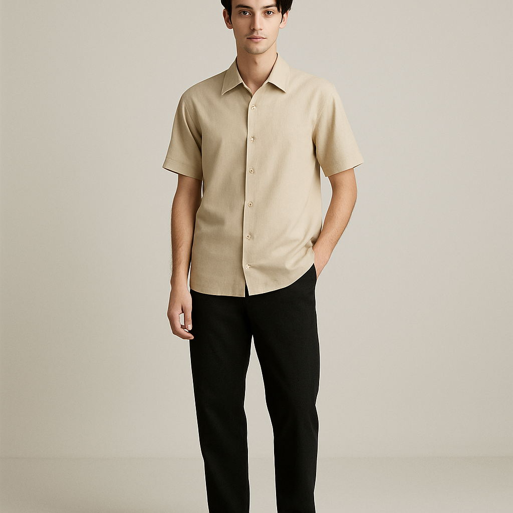 Modelo con look minimalista de uso diario, camisa beige y pantalón negro en un estudio limpio