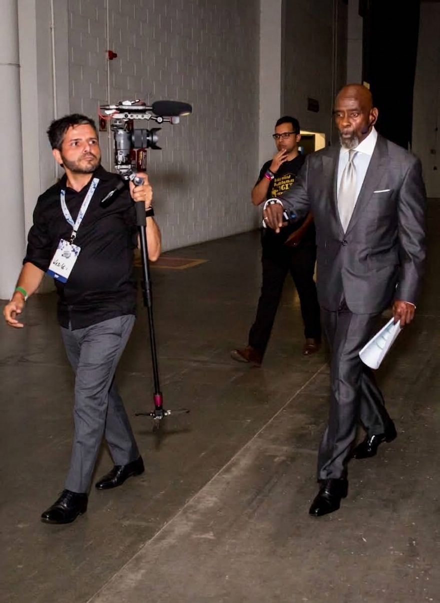 Operação de câmera e direção de set em captação com Chris Gardner.