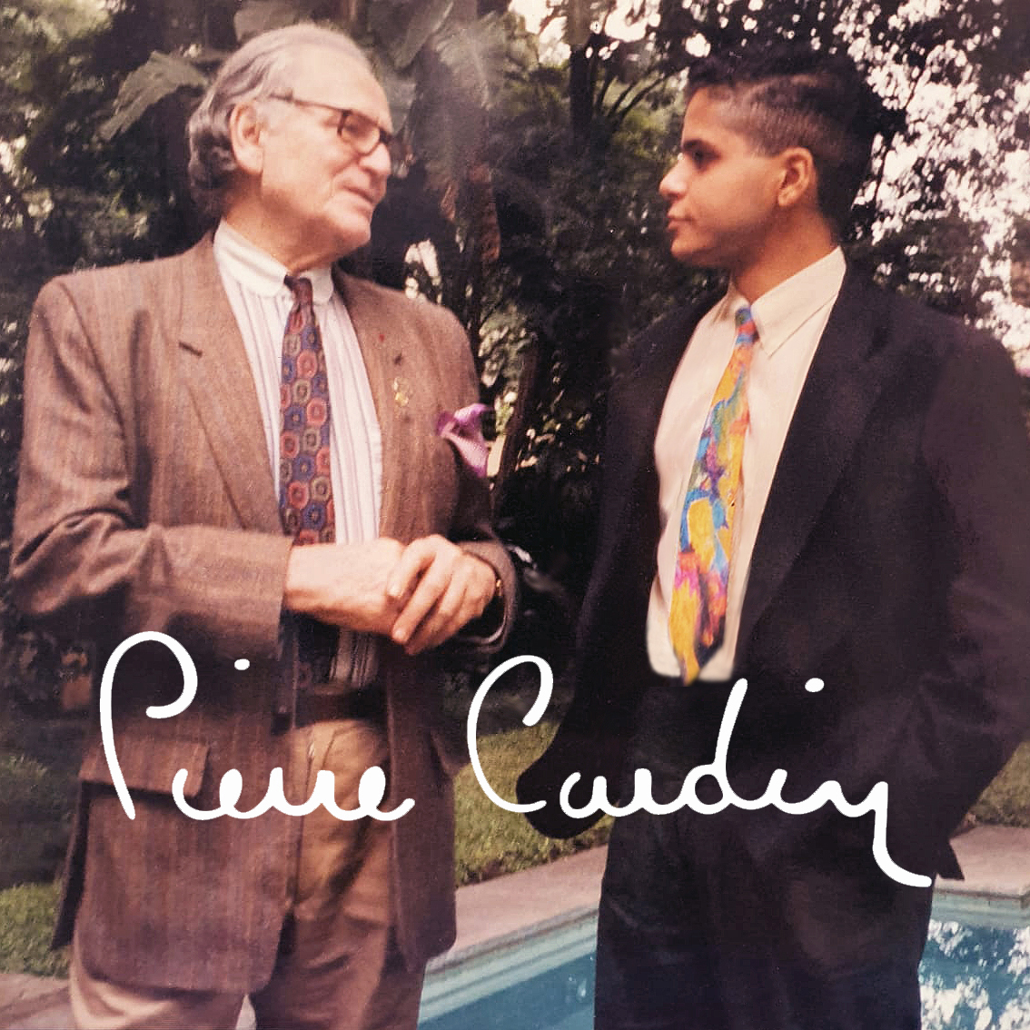 Direção de entrevista em set com Pierre Cardin durante produção documental.