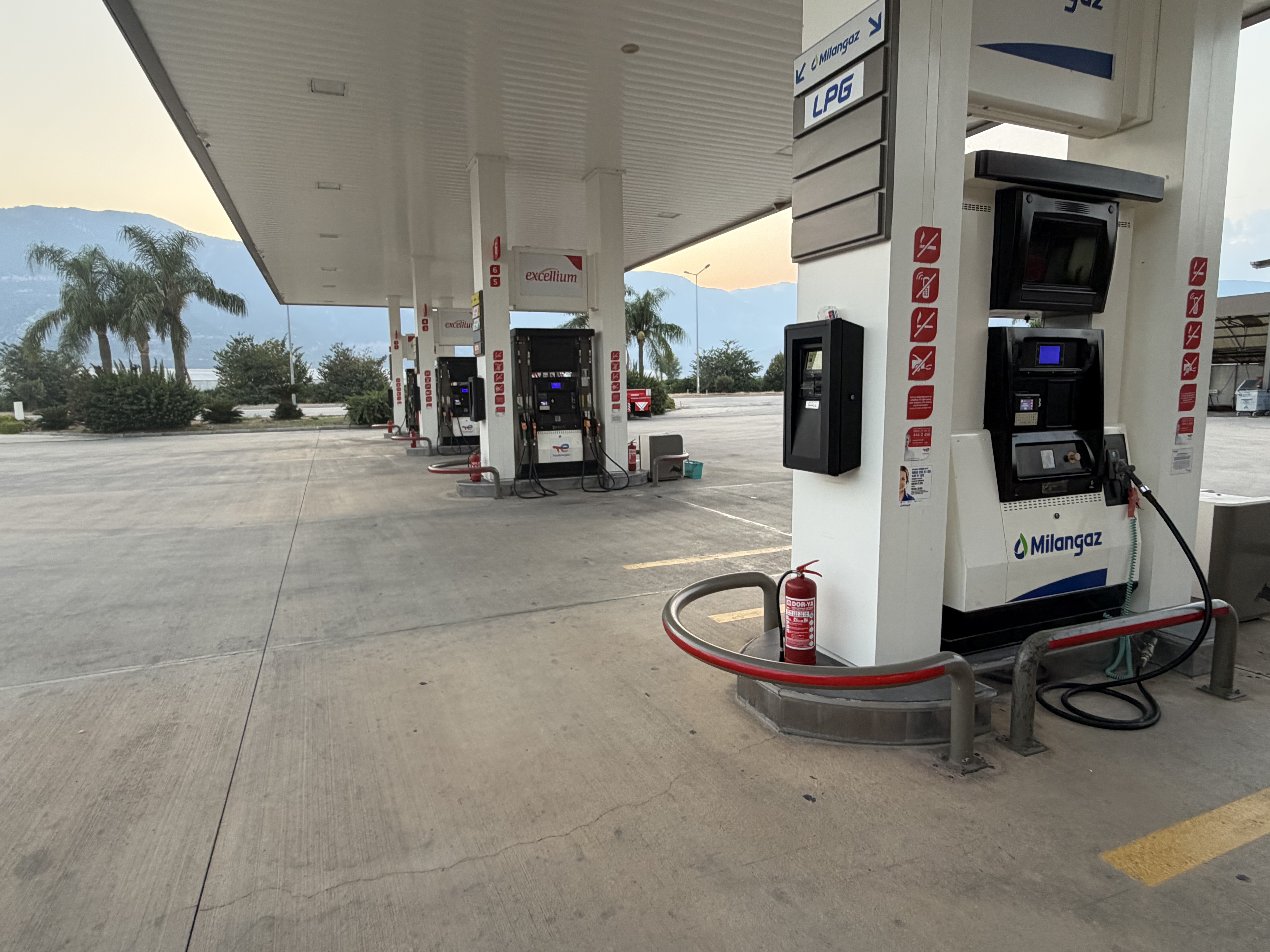 Gülez Petrol Finike akaryakıt dolum alanı ve canopy düzeni