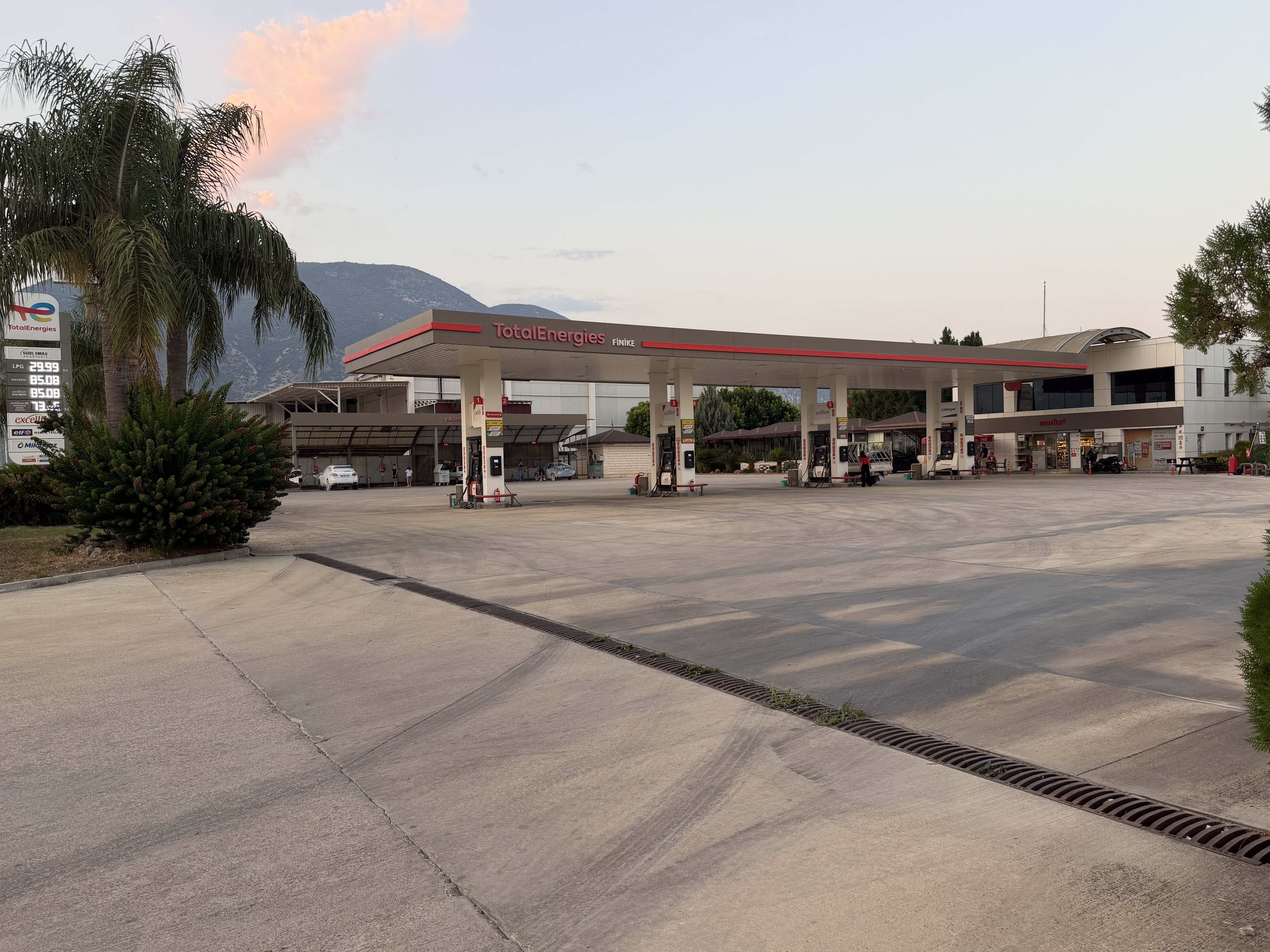 Gülez Petrol Finike istasyon girişi ve pompa adaları