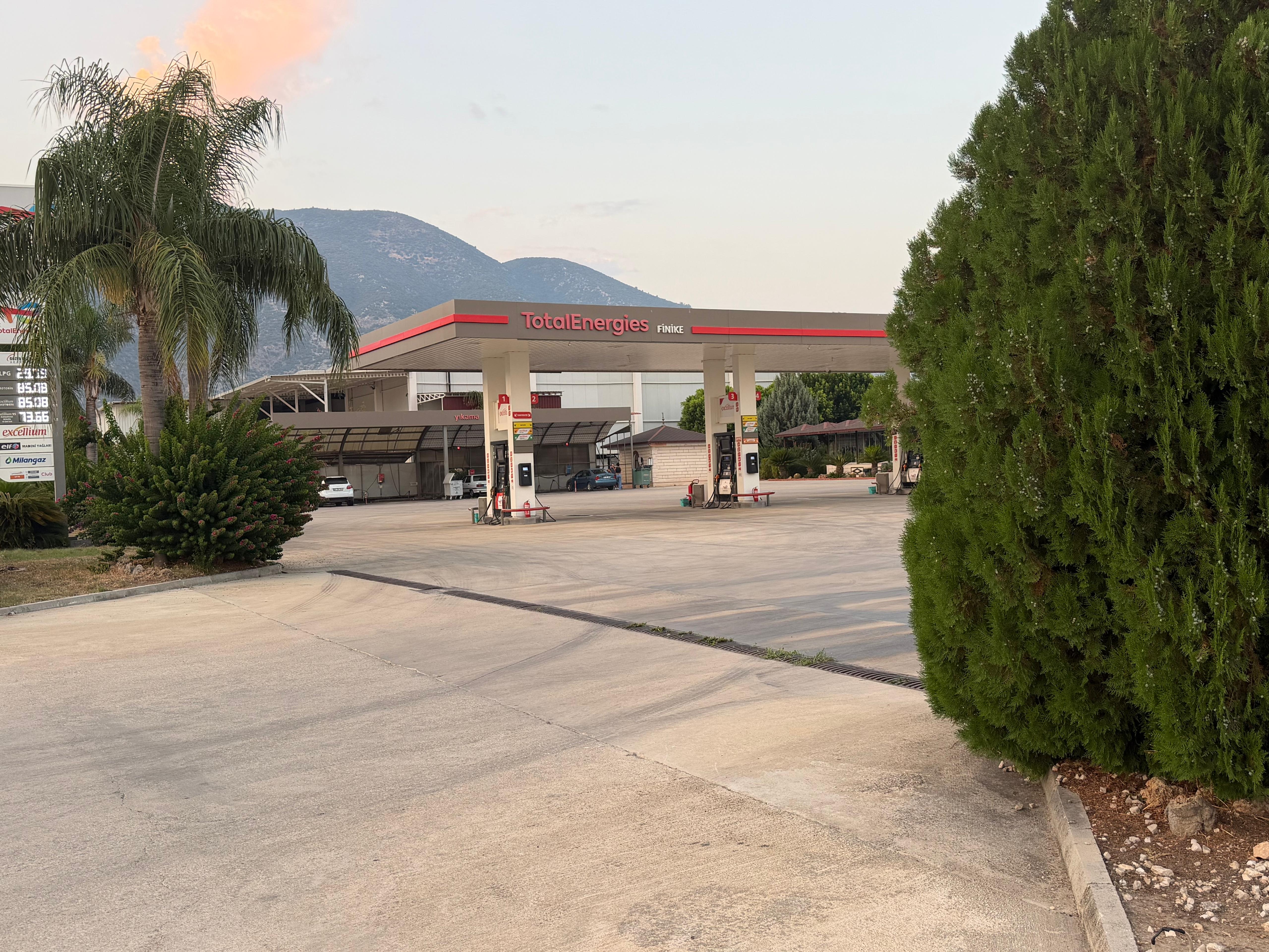 Gülez Petrol Finike soğuk hava deposu tesisinin dış görünümü