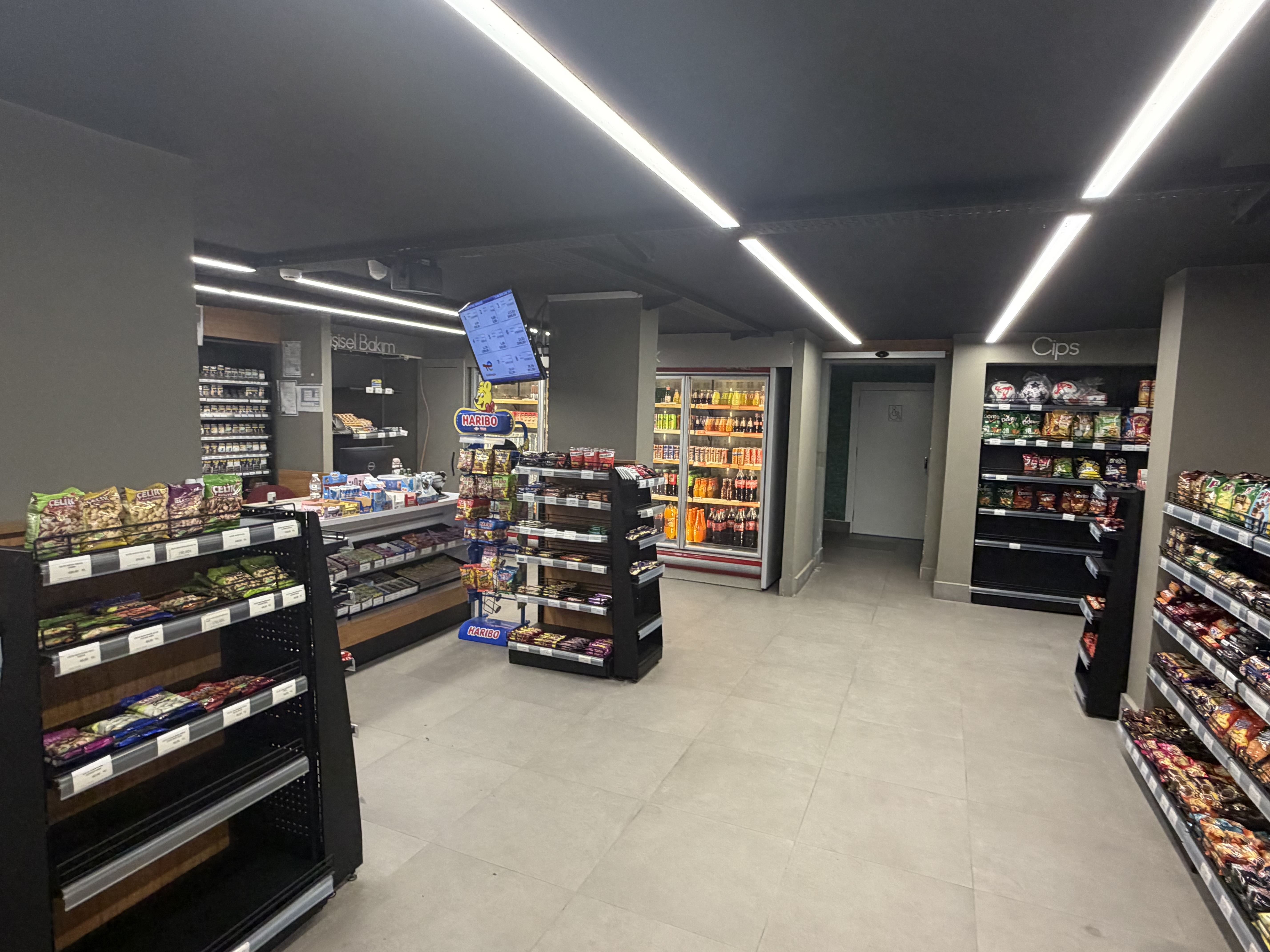 Gülez Petrol istasyon marketinde raf düzeni ve günlük ihtiyaç ürünleri