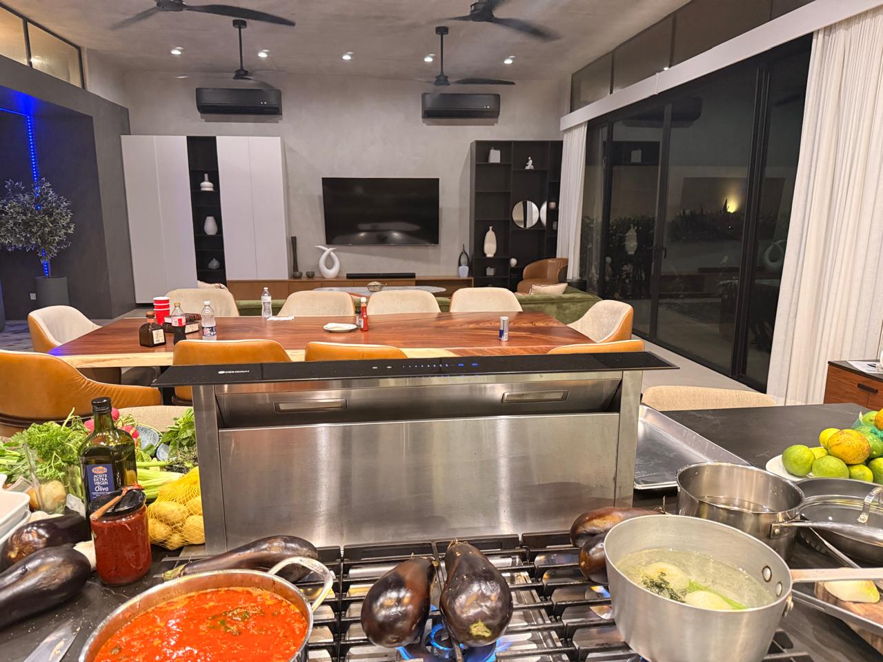 Detalle de evento privado elegante, mesa decorada con platos preparados por el chef