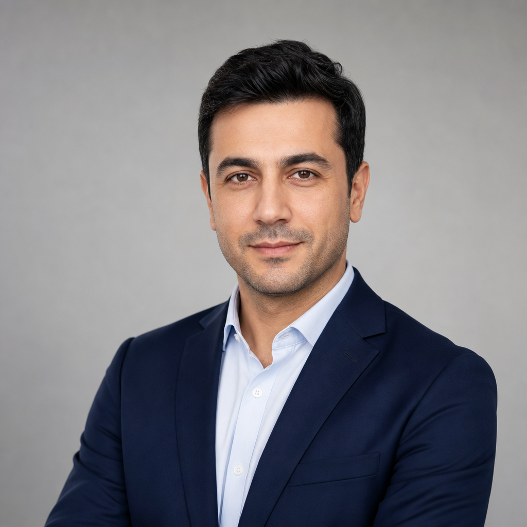 Kısa siyah saçlı, lacivert ceketli erkek danışman portresi