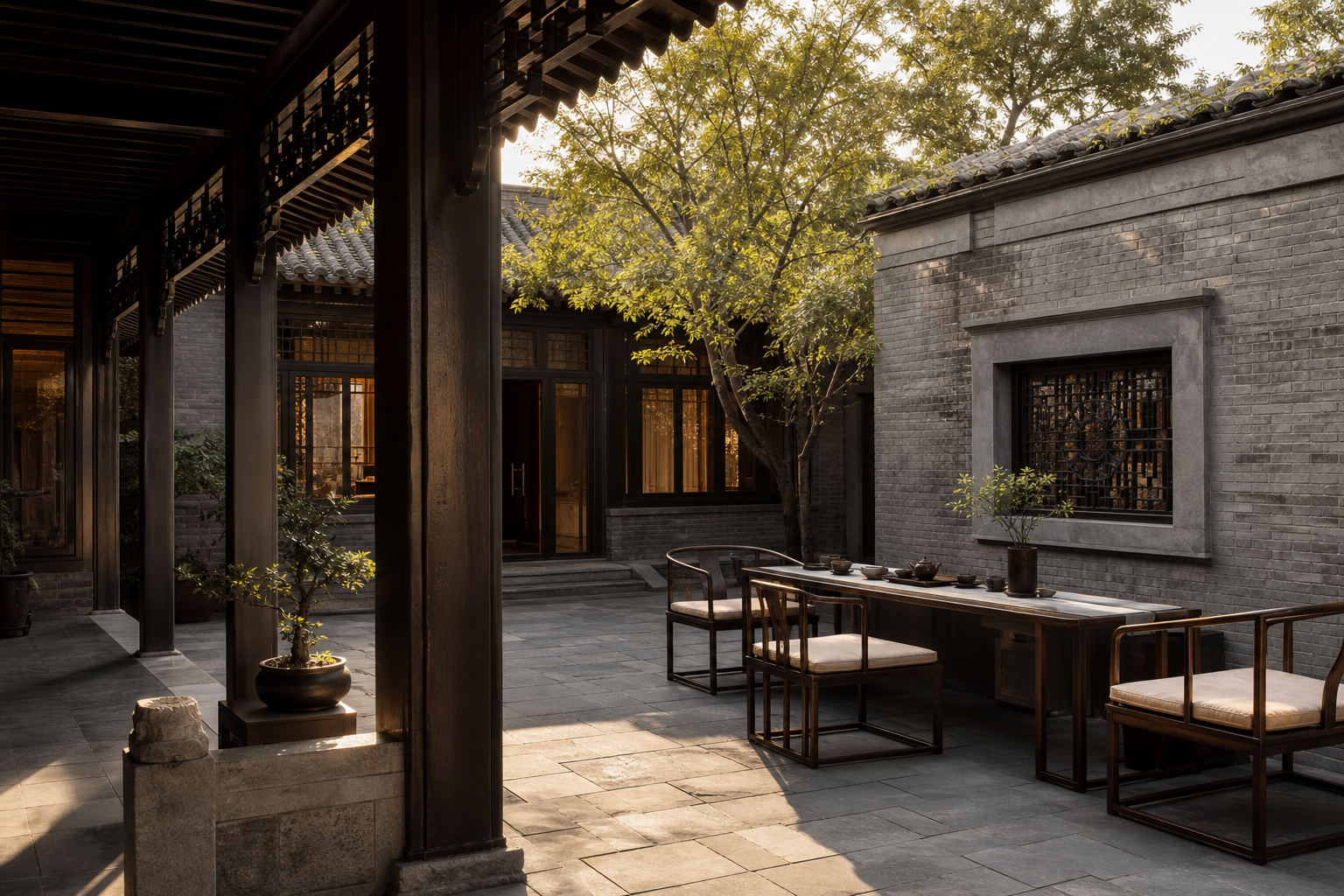 精致的北京四合院场景，青砖墙面、木质廊架、石材地面与安静的户外茶座，暖色自然光洒入院中