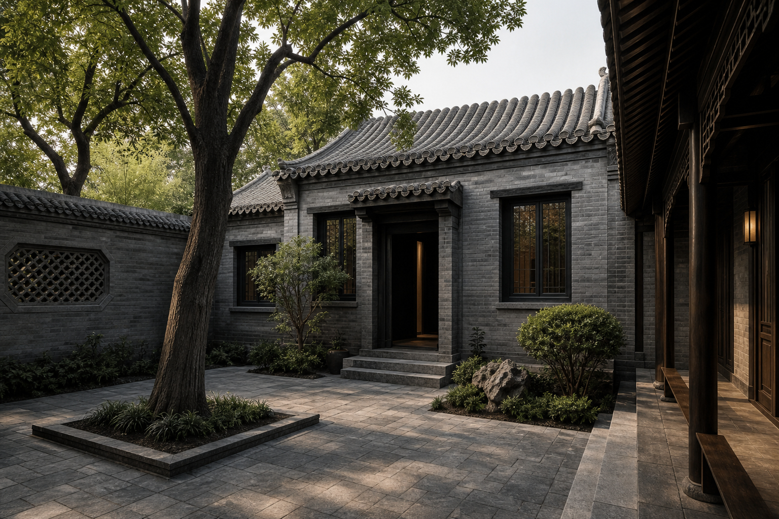 东城胡同内安静自住四合院，灰砖院墙与石板地面，院中有一株老树与木质廊檐