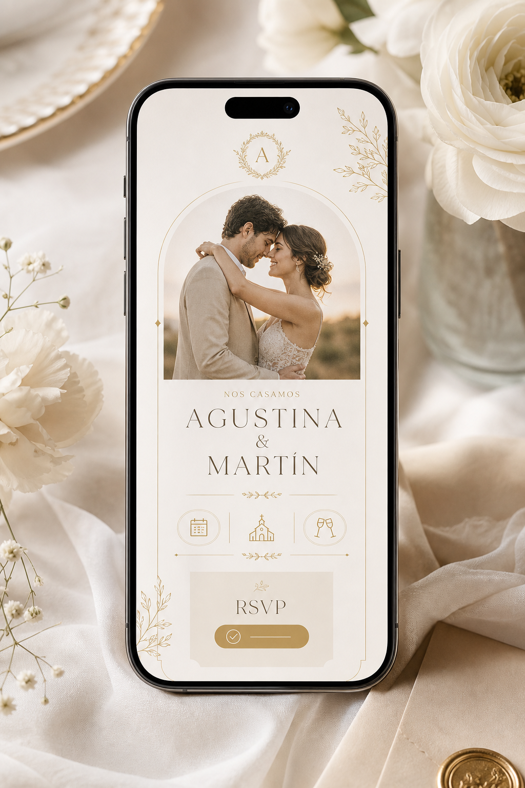 Invitación web de boda elegante en smartphone, con tipografía serif y detalles dorados sutiles