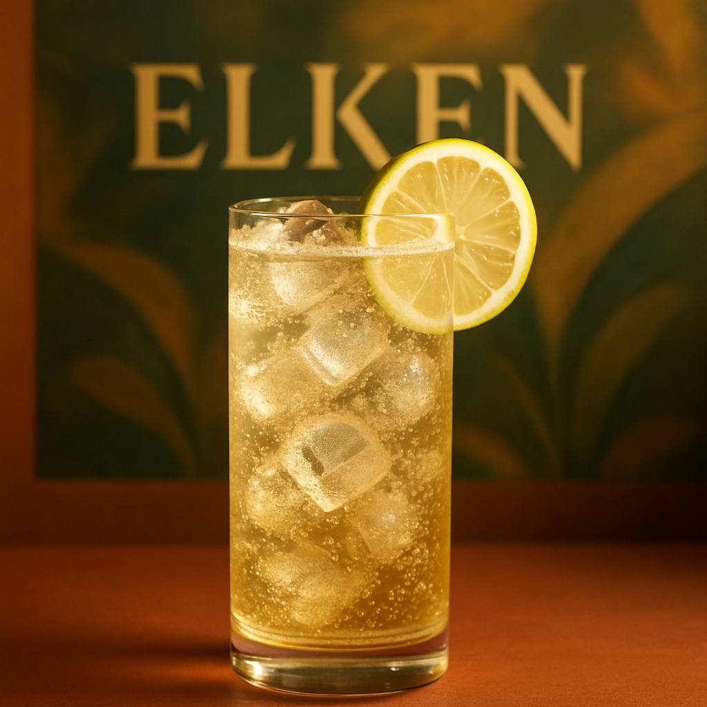 Chilcano de pisco en vaso largo, con rodaja de limón, hielo y ginger ale, fondo moderno cálido, identidad visual ELKEN