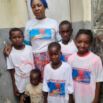 Moment de partage lors d’un atelier éducatif en plein air, favorisant l’apprentissage par le jeu.