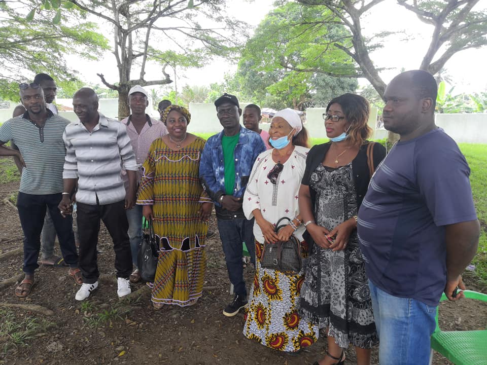 Sensibilisation à l’environnement lors d’un atelier de plantation d’arbres et de découverte de la nature.