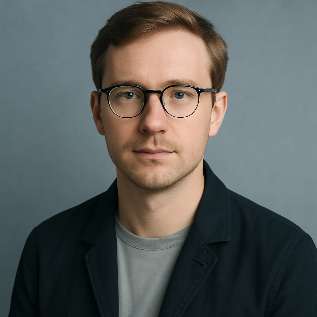 Portrait of Noah, a customer with light brown hair and glasses