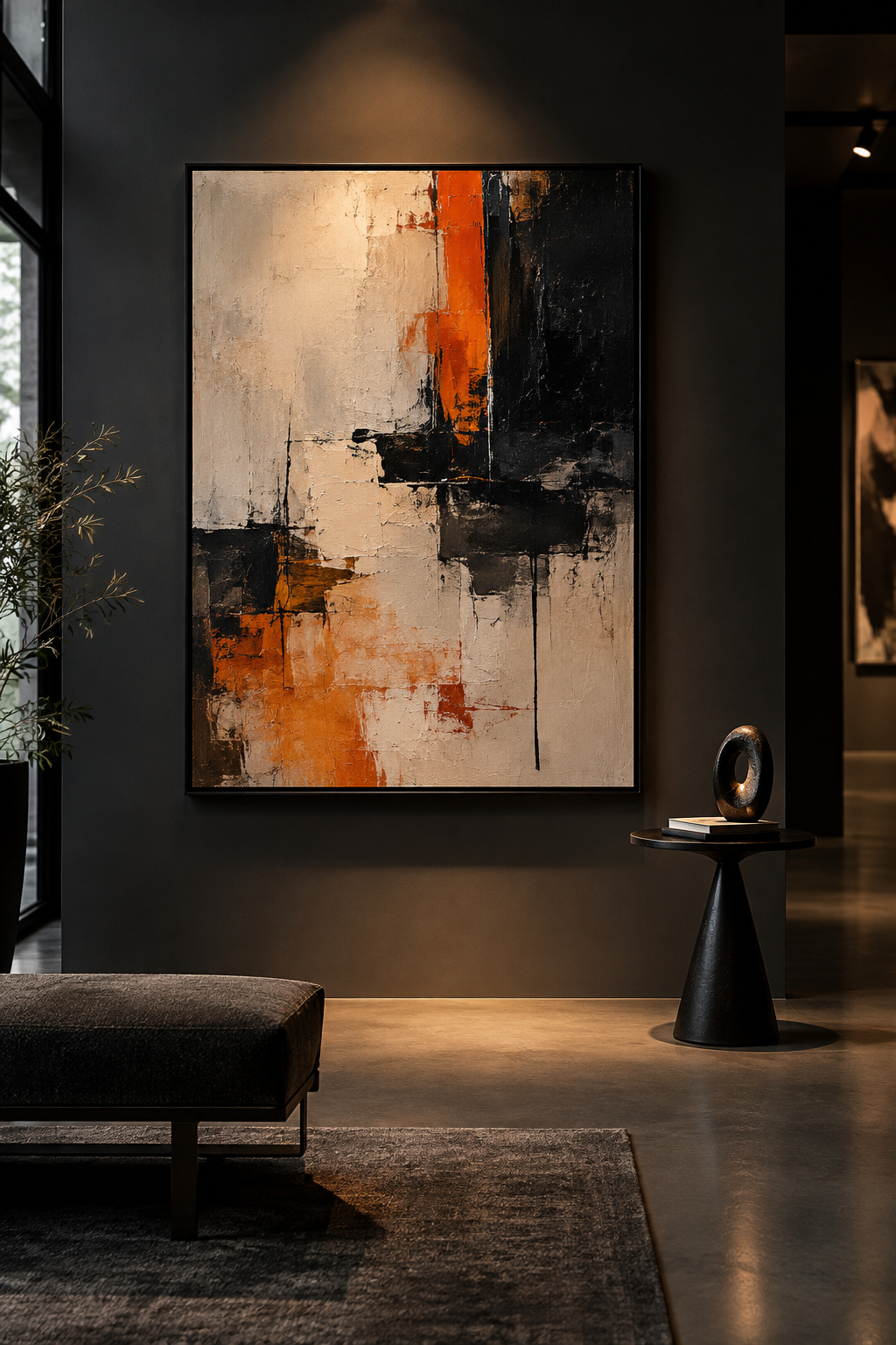 Moody ve rafine bir galeride, koyu duvarda sergilenen büyük modern tablo ve yanında minimal dekor objeleri