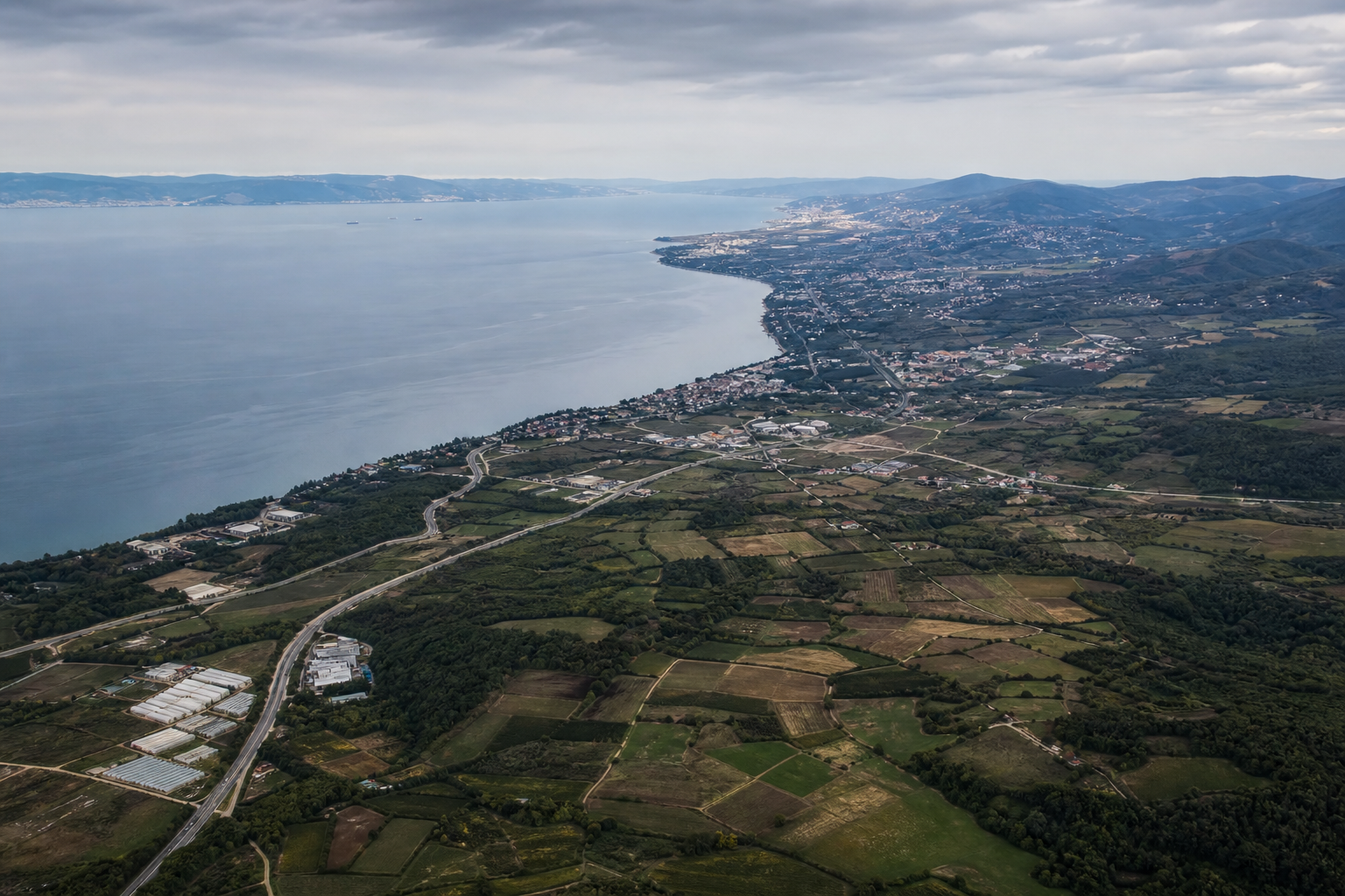 Yalova'nın kıyı ve iç kesimlerinde arazi karakterini, topoğrafyayı ve parsel dokusunu gösteren geniş açı hava görüntüsü