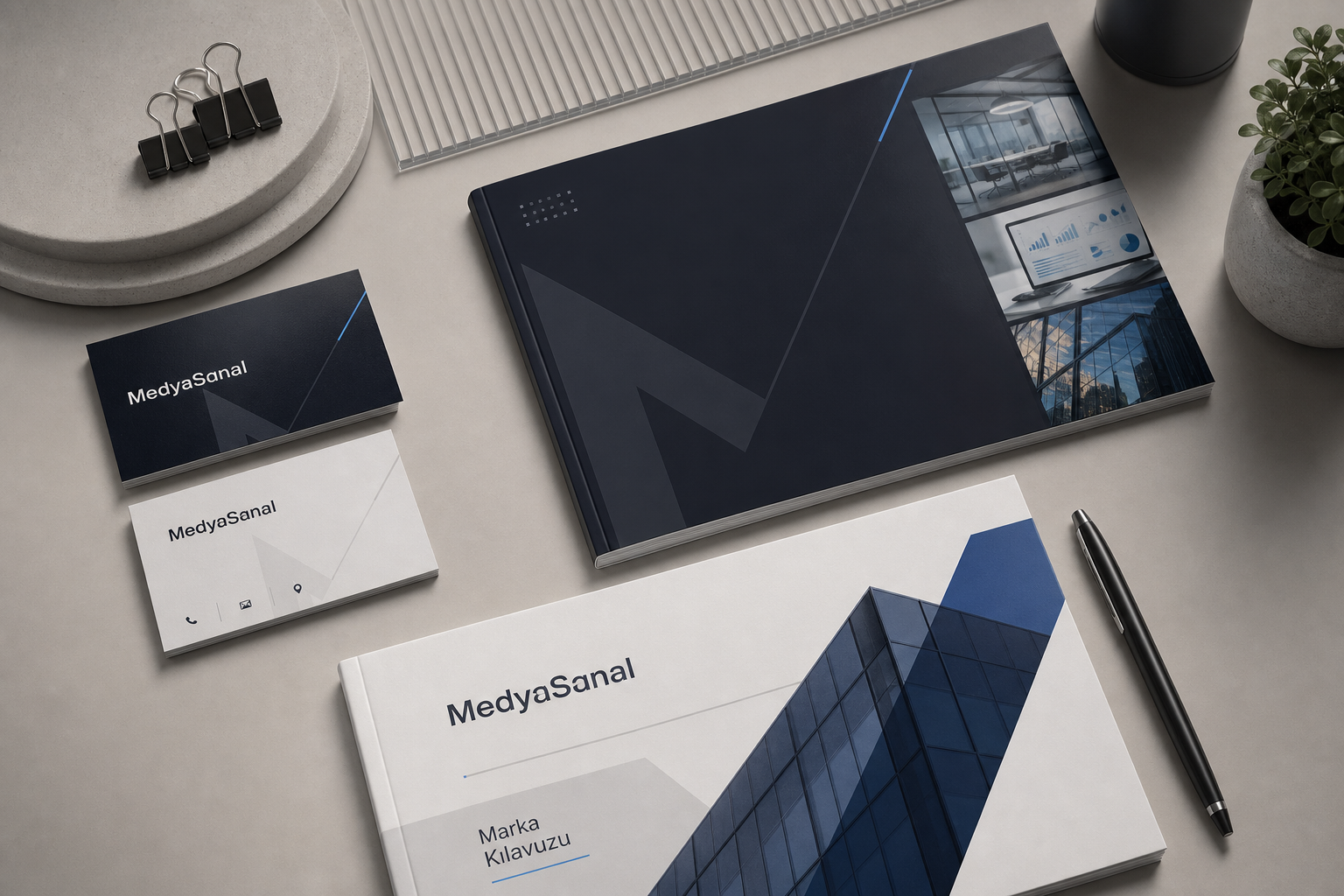 Koyu ve açık zeminlerde kurumsal kimlik sunumu, kartvizit ve marka kılavuzu mockup görseli