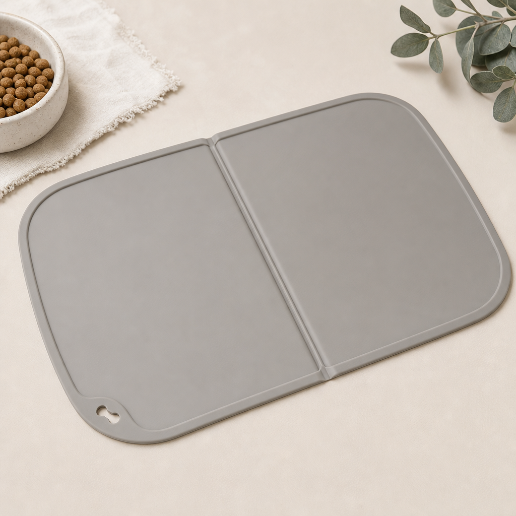 Foldable silicone feeding mat with visible crease