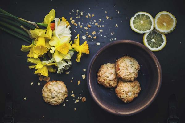 Dish of fried appetizers with lemon
