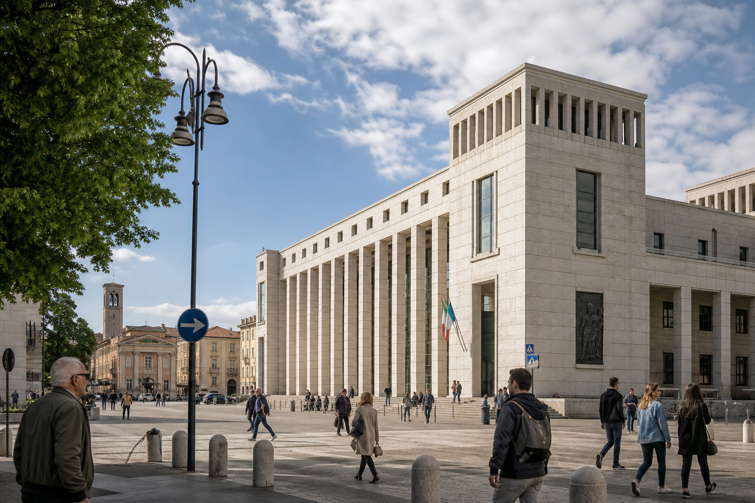 Scena urbana istituzionale italiana contemporanea con palazzo pubblico, persone in movimento e luce naturale