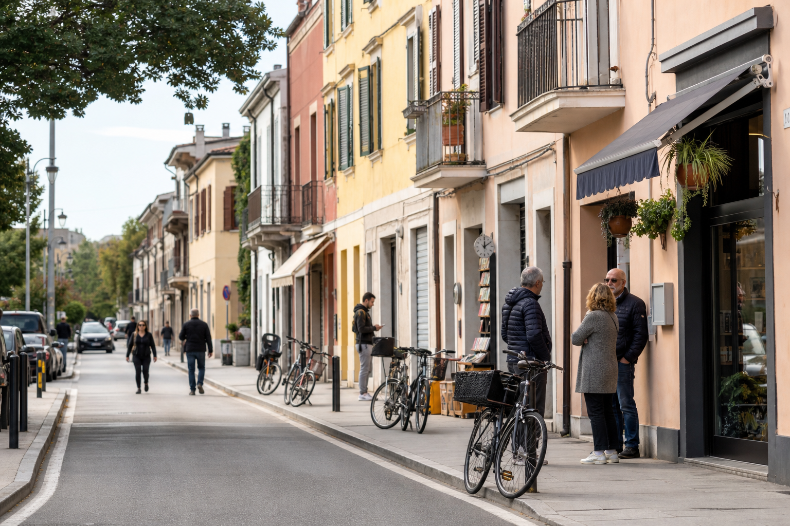 Strada di quartiere con botteghe, biciclette parcheggiate e residenti che conversano davanti ai negozi