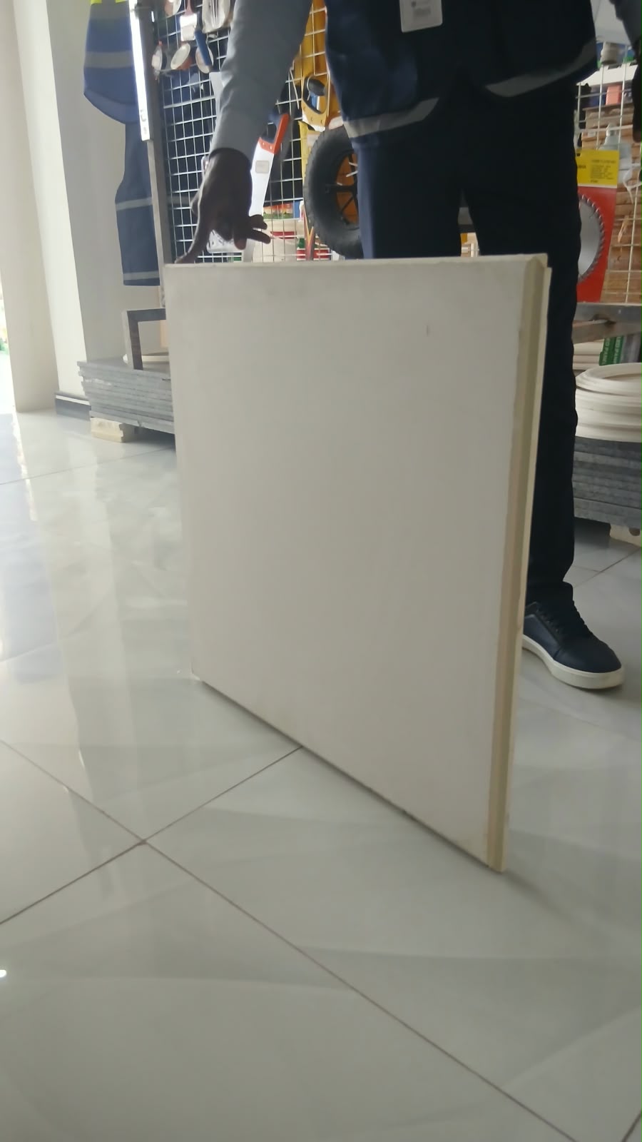 Placas para teto falso em obra de acabamento
